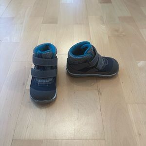 See Kai Run toddler boys size 7 winter sneakers.